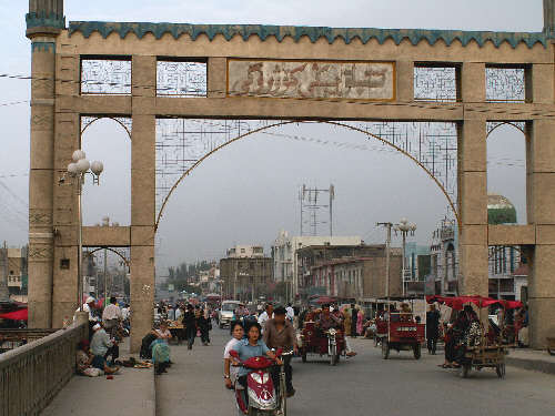 Kucza: za bramą inny świat...