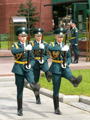 Moskwa: zmiana warty przy kremlowskim murze