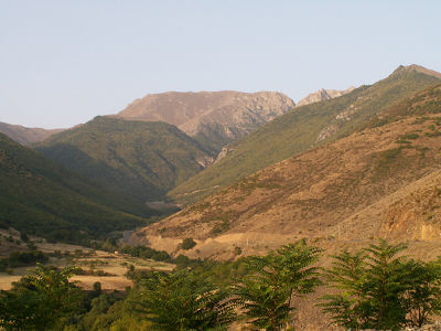 Dolina Kaleybar; w głębi skała z Zamkiem Babak