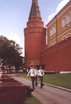 Moskwa: zmiana warty pod murem Kremla