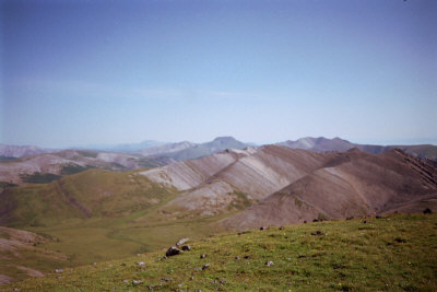 Widok na północ znad przełęczy pod Czerwoną Górą. Widoczny wulkan Uran D&ouml;sz Uuł