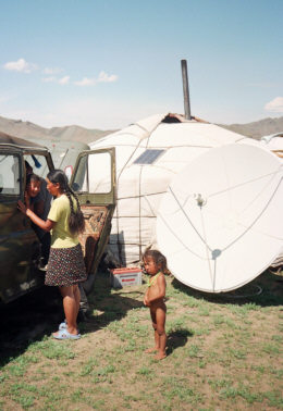 W wiosce mongolskiej. Na jurcie ogniwa słoneczne, poniżej akumulatory