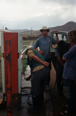 Tankujemy. Dystrybutor na korbę