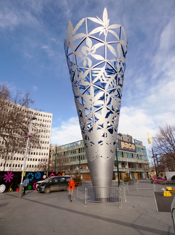 Pomnik przed katedrą