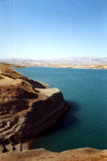 Strome brzegi sztucznego jeziora pod Kahtą. 