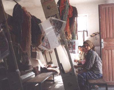 MĹode dziewczÄta w fabryce dywanĂłw