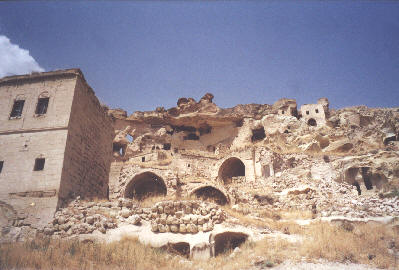 Nawet i w centrum Goreme pełno jest skałek z kościółkami i grotami...