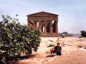 Przyjemnie się schować w cieniu krzewu figowego...